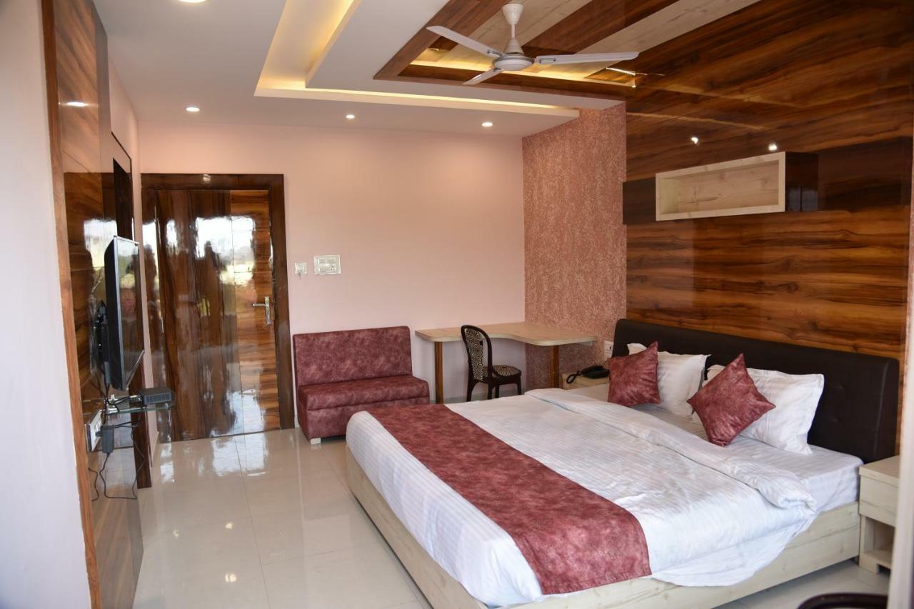 Hotel Pushpanjali Bhopal Eksteriør billede